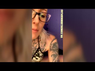 a tattooed blonde is perverted with her pussy.